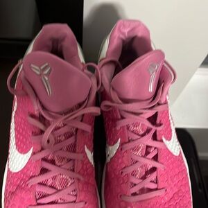 Kobe  vi protro think pink
